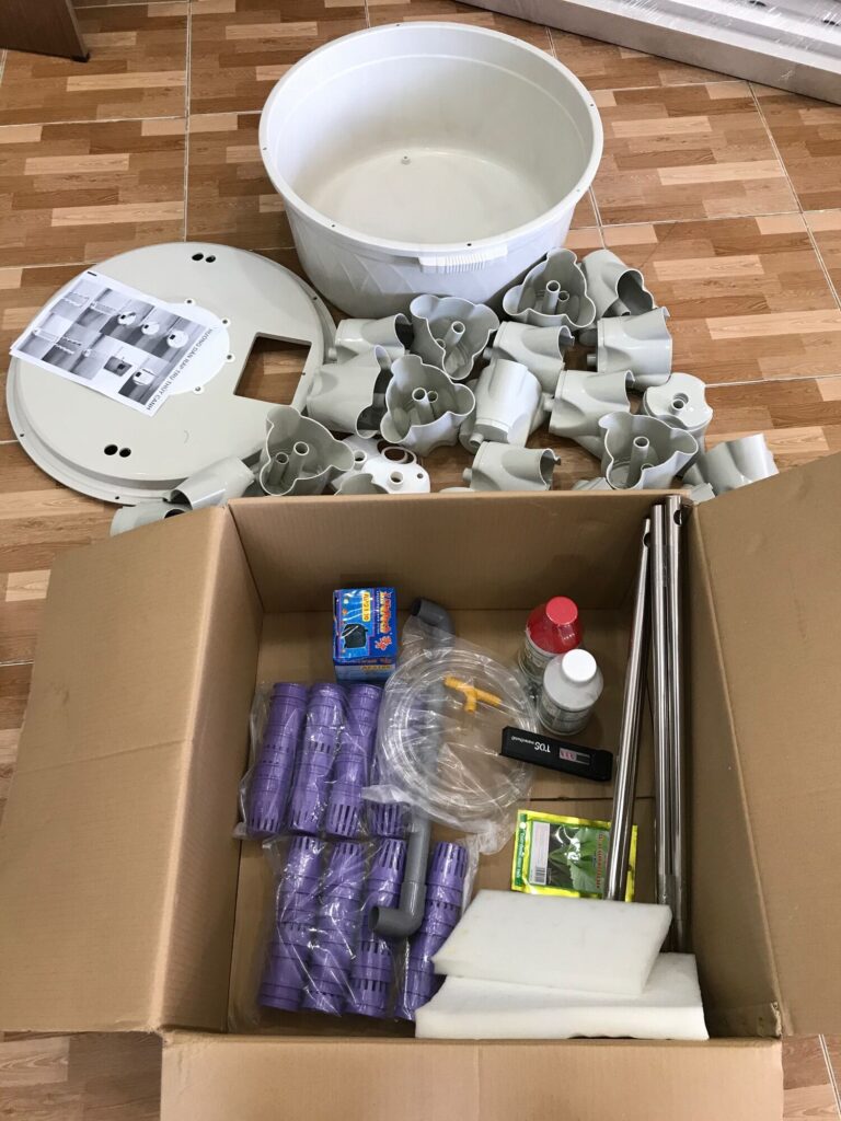 Thuỷ canh trụ đứng với các bộ phận tách rời dễ lắp đặt, vận chuyển.